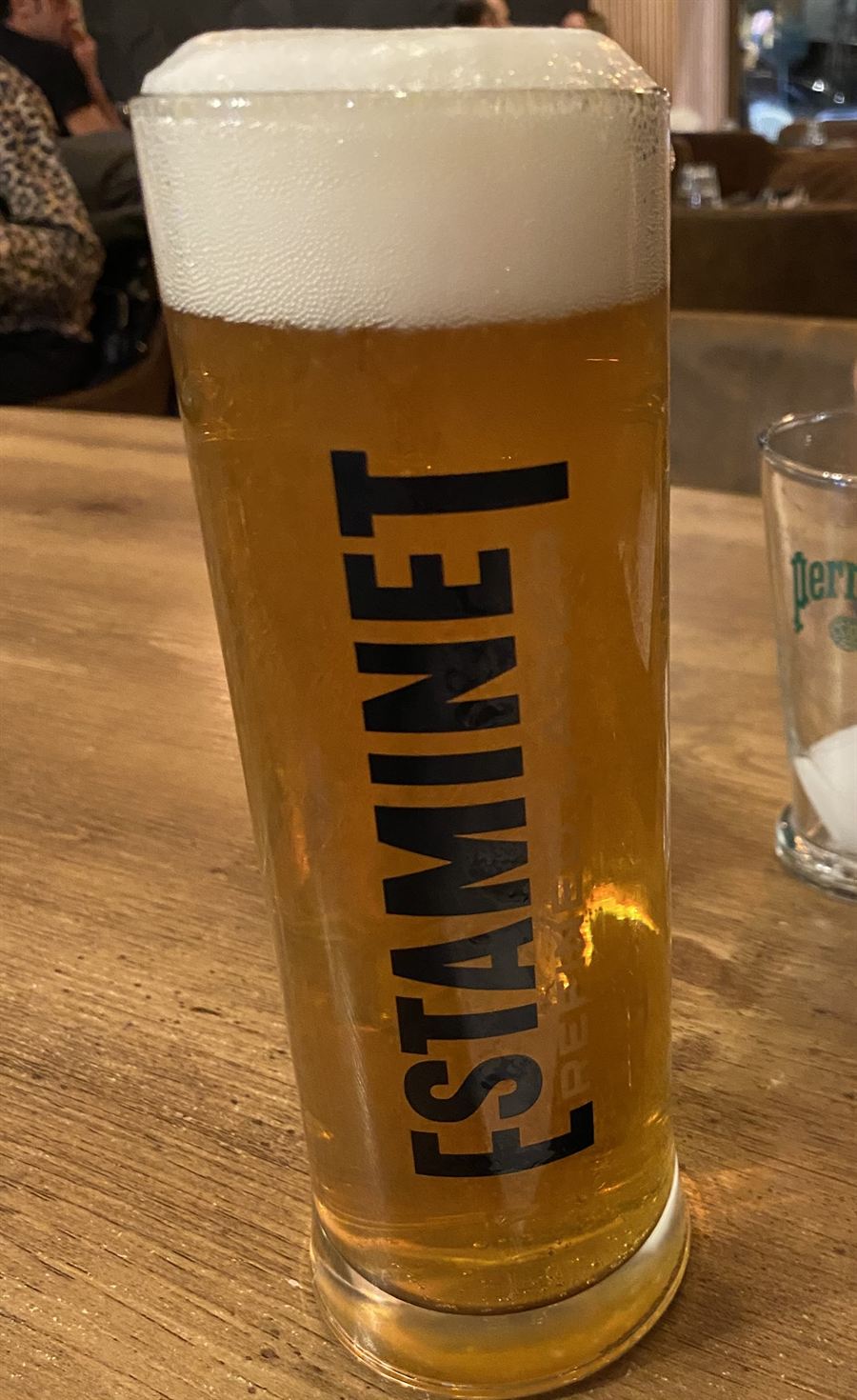 Grand verre de bière blonde à la pression, avec une belle mousse
