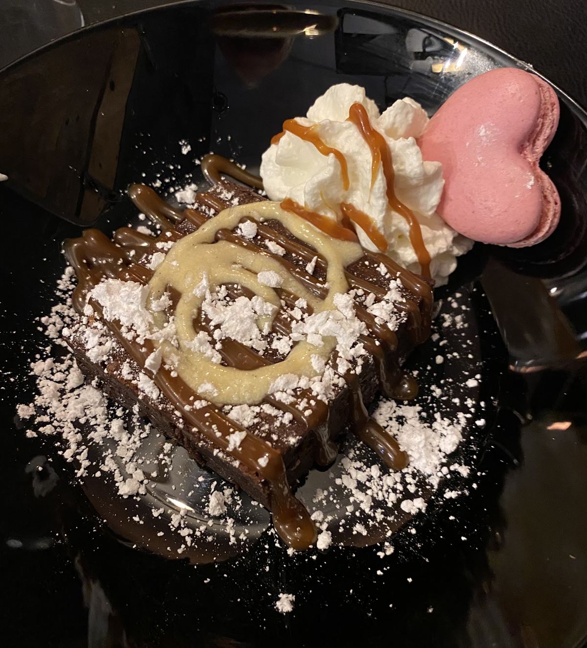 Dessert gourmand au caramel, chantilly et macaron en forme de cœur
