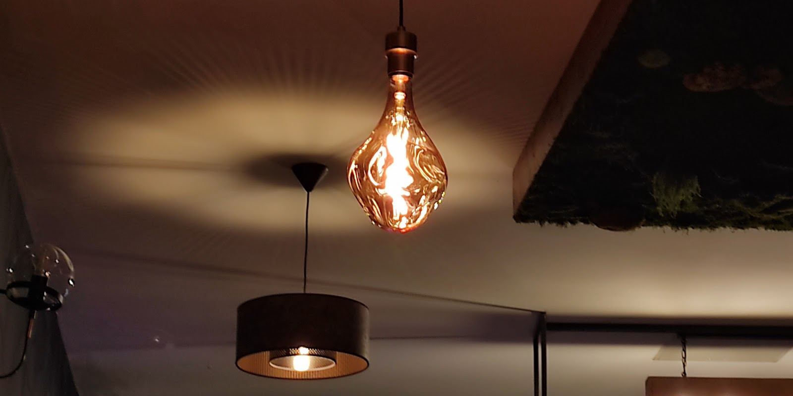 Suspension à ampoule filament dans la salle, lumière chaude